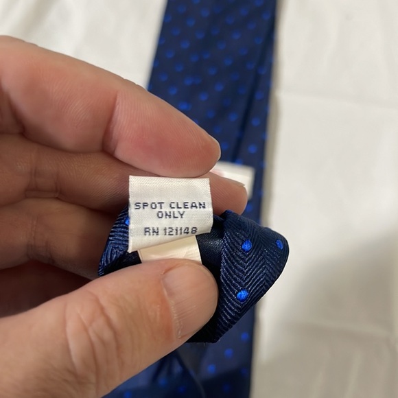 I of men’s dark and light blue tie 3.25”Wx 58”L like new very executive looking - Picture 6 of 8